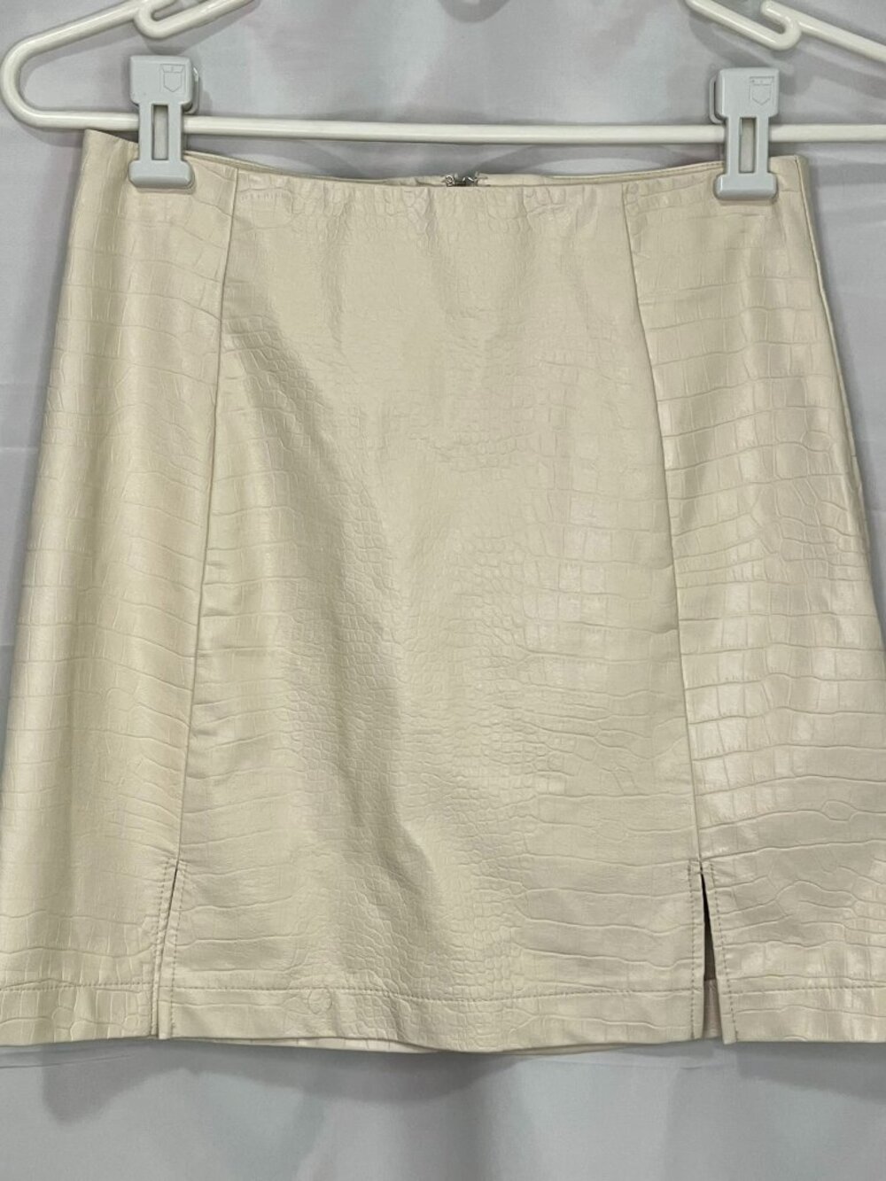 ALYA Women's Cream White Croc Embossed faux Leather Mini Skirt Back Zipper Slits